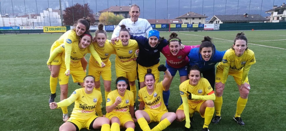 La festa di alcune giocatrici del Trento Calcio Femminile dopo il successo contro la Spal La festa di alcune giocatrici del Trento Calcio Femminile dopo il successo contro la Spal